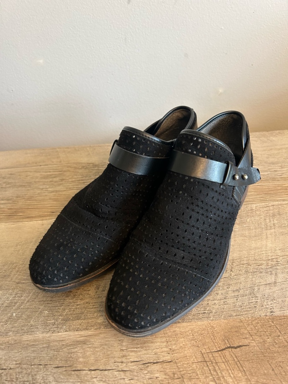 Franco Sarto Sz 7 Rogue Black Perforated Suede Buckle Shooties Zipper Adjustable - Picture 2 of 12